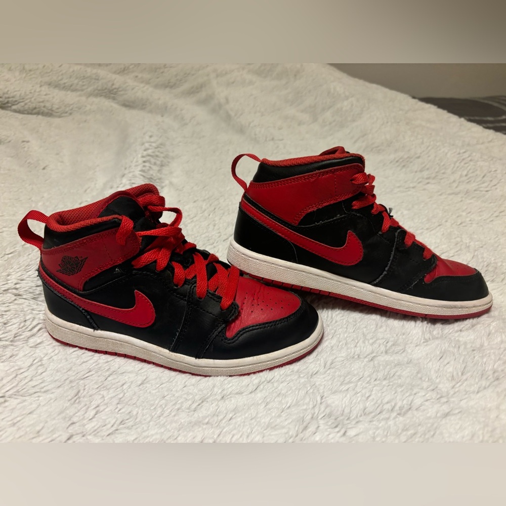 Boys size 2 Nike High Top Air Jordan